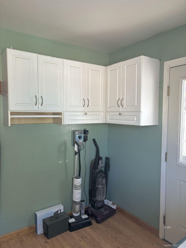 Building Photo - Large 4-bedroom, 3-bathroom home