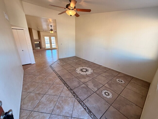 Foto del edificio - ? Spacious 3-Bedroom 2-Bathroom Chandler Home with Vaulted Ceilings and Large Yard