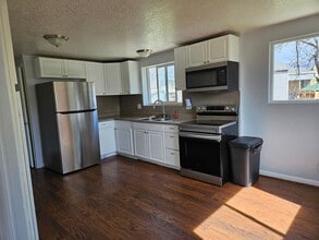 Building Photo - 860 Maplewood Cir