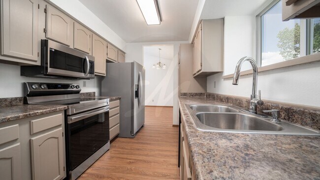 Foto del edificio - Updated two story in Stetson Hills