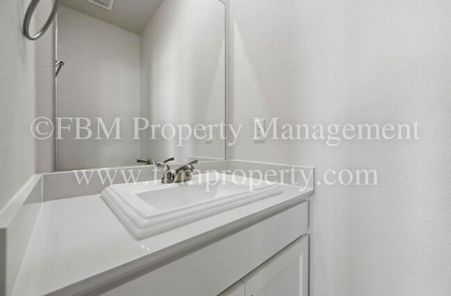 Building Photo - 2121 Luna Dr