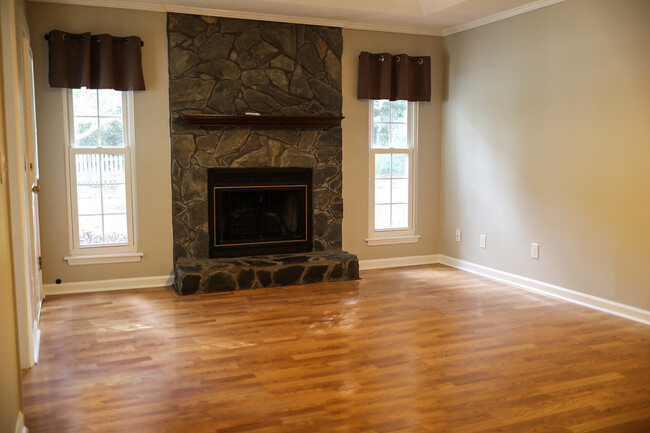 Building Photo - 112 Forest Mill Dr