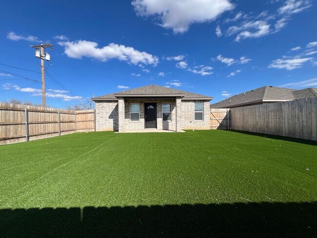 Foto del edificio - New Beginnings Start At AMRR: 3 BEDROOM IN NORTH LUBBOCK!