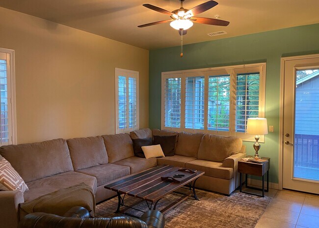 Foto del edificio - 1133 E Sterling Ln