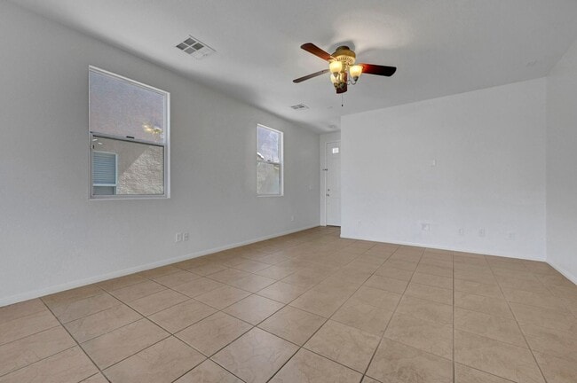 Foto del edificio - Adorable 2 story in the Northwest! Fresh paint and new carpet!