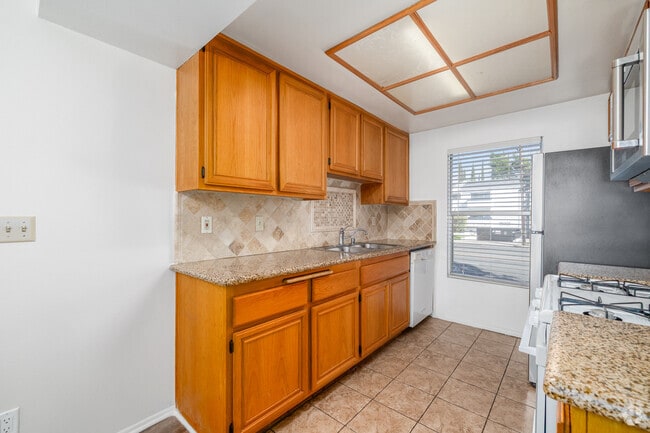 1 habitación, 1 baño - 700 pies cuadrados - Cocina - 14950 Burbank Blvd