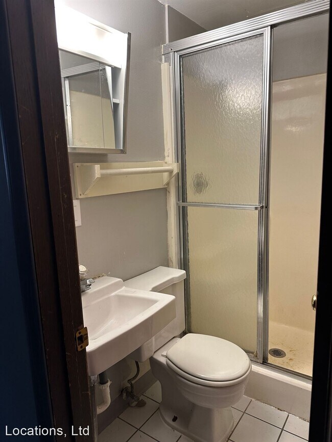 Building Photo - 4 br, 2 bath Apartment - 64 W Northwood 64...