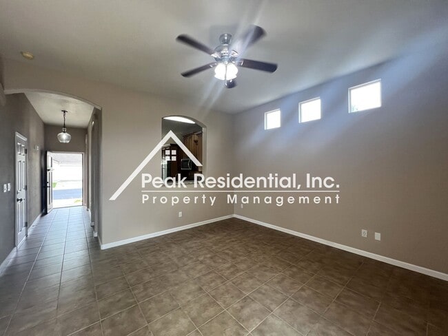 Foto del edificio - Updated 4bd/2.5ba Roseville Home with 2 Ca...