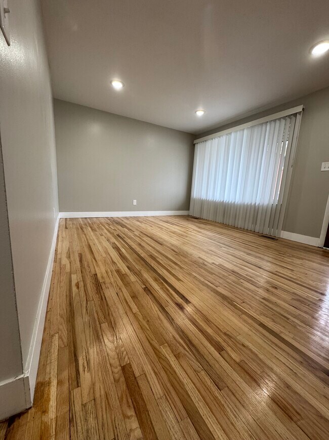 Sala de estar - 664 E Ramona Ave