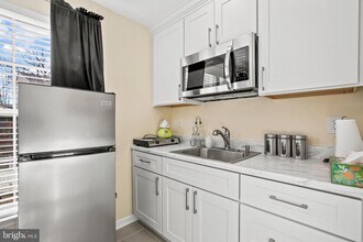 Building Photo - 13011 VADEN - STUDYO APPARTMENT/ PREFER FEMALES Ter