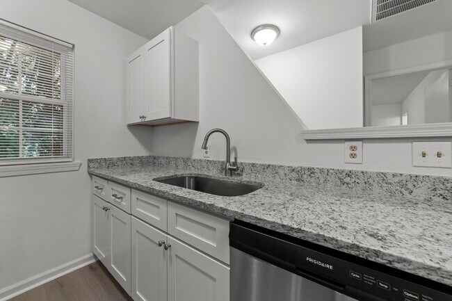Building Photo - Freshly Remodeled 2 bedroom 2 bath