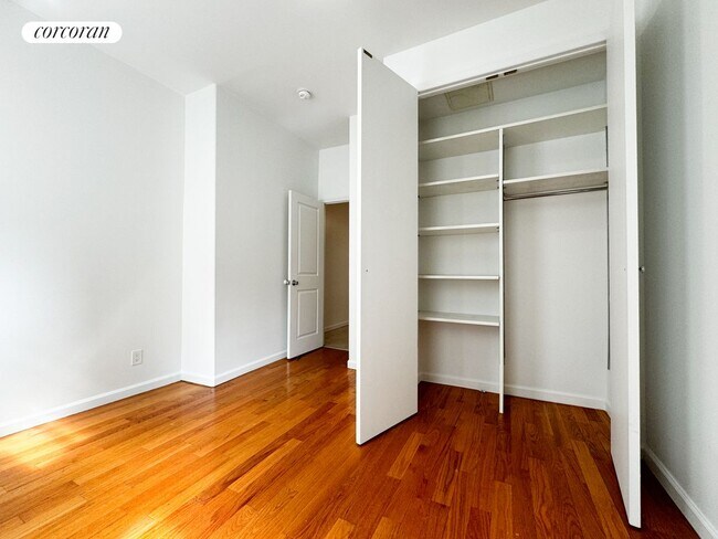 Foto del edificio - 174 Engert Ave