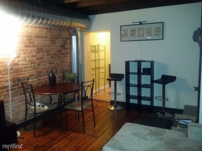 Building Photo - 1 br, 1 bath Townhome - 219 W 6th St