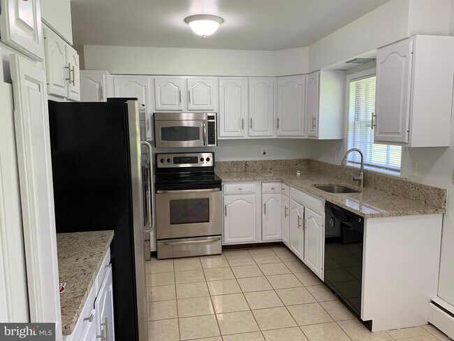 Building Photo - 9704 Overlea Dr