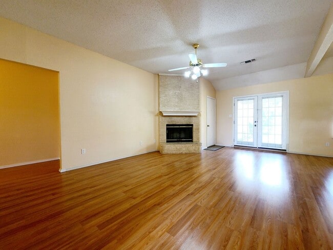 Building Photo - 909 Crestwood Dr