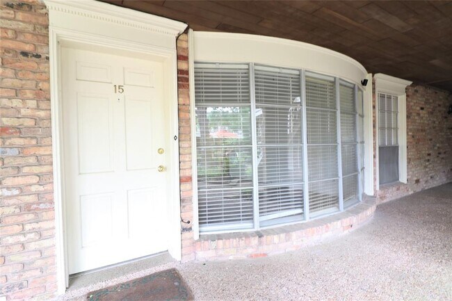 Building Photo - 2727 Briarhurst Dr