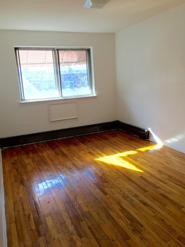 Building Photo - 1051 White Plains Rd