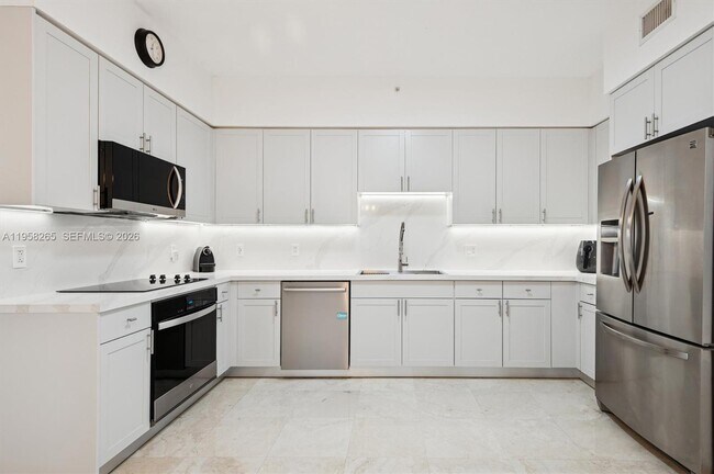 Foto del edificio - 717 Crandon Blvd