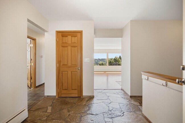 Building Photo - Spacious 4 Bed 2.5 Bath Home with Panoramic Views in Magnolia