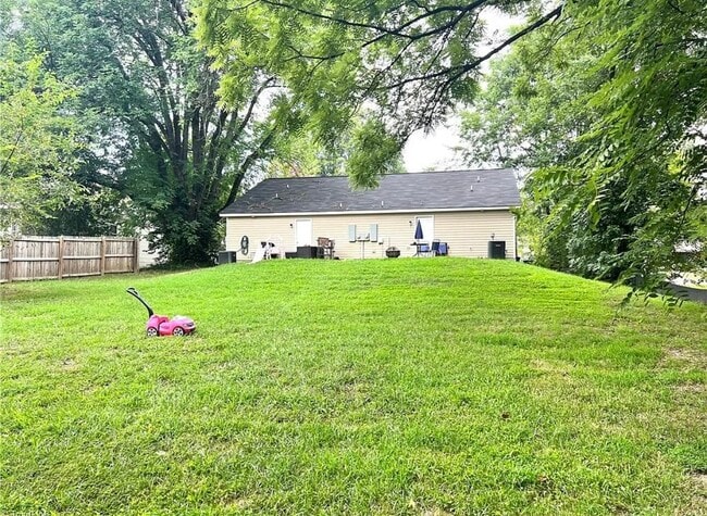 Building Photo - 1319 Kirkman St