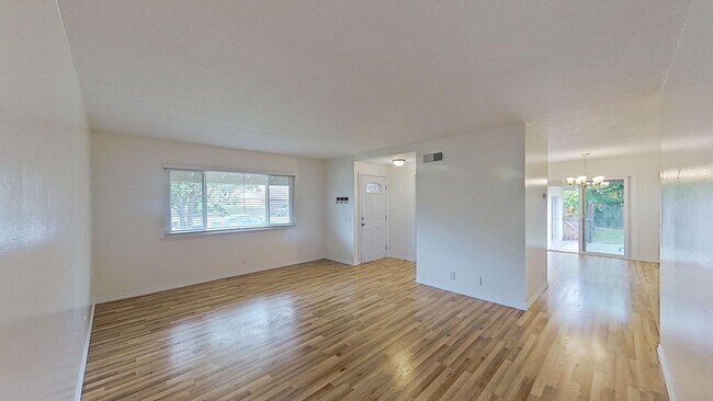 Foto del edificio - Spacious 4 Bedroom/2 Bathroom home plus Of...