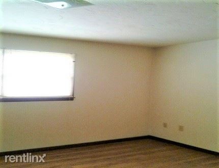 Building Photo - 3 br, 1.5 bath Townhome - 636 North St