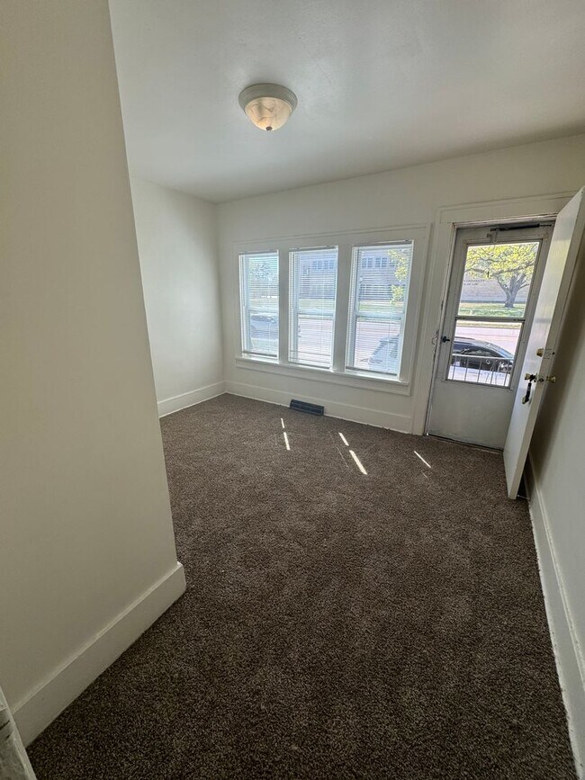 Building Photo - 3 Bed 2 Bath Home close to Washburn Univer...