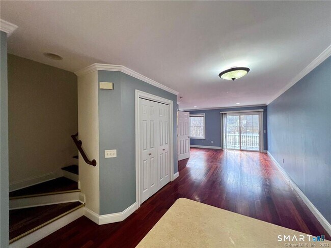 Foto del edificio - 527 W Thames St