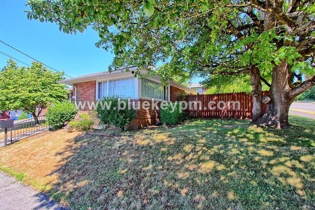 Building Photo - 4 Bed, 2 Bath Home with Finished Basement, Lg Fenced Corner Lot, Office and 2 Car Garage