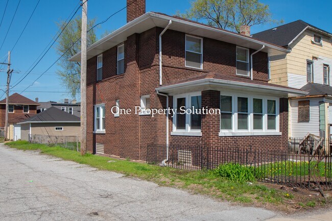 Building Photo - 456 Tyler St