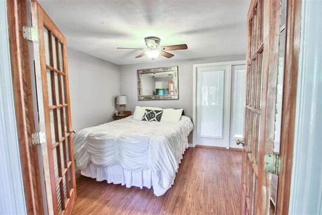Foto del edificio - In Town Location On This Charming Cottage