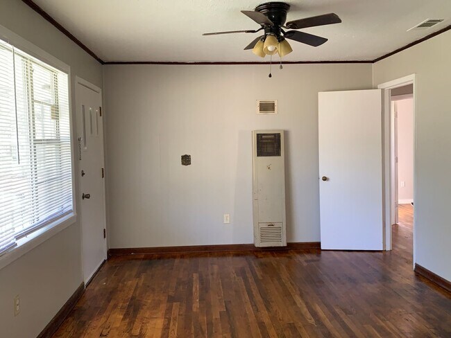 Foto del edificio - Available Now!  Complete Rehab! HUD Friendly!
