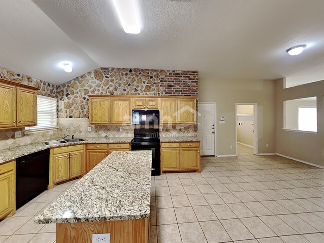 Building Photo - 511 Point Vly