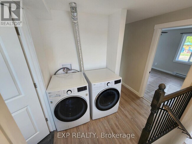 Photo du bâtiment - 89 College St E