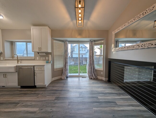 Foto del edificio - 618 S Jake Garn Blvd