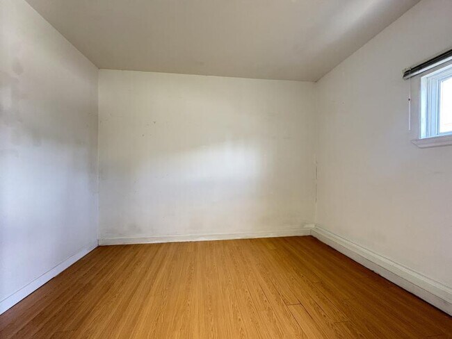 Photo du bâtiment - 2 bedroom in Burnaby BC V5H 3W8