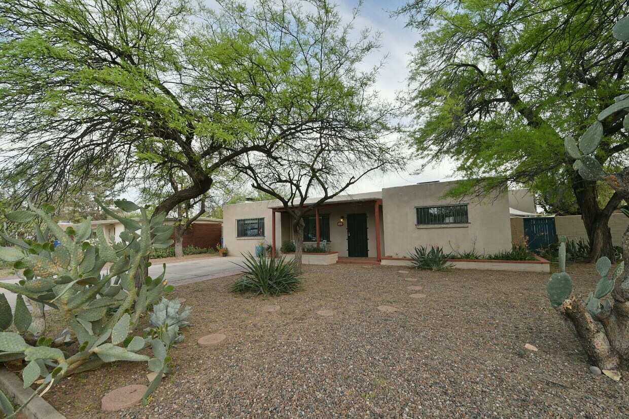 Primary Photo - 2842 E Blacklidge Dr