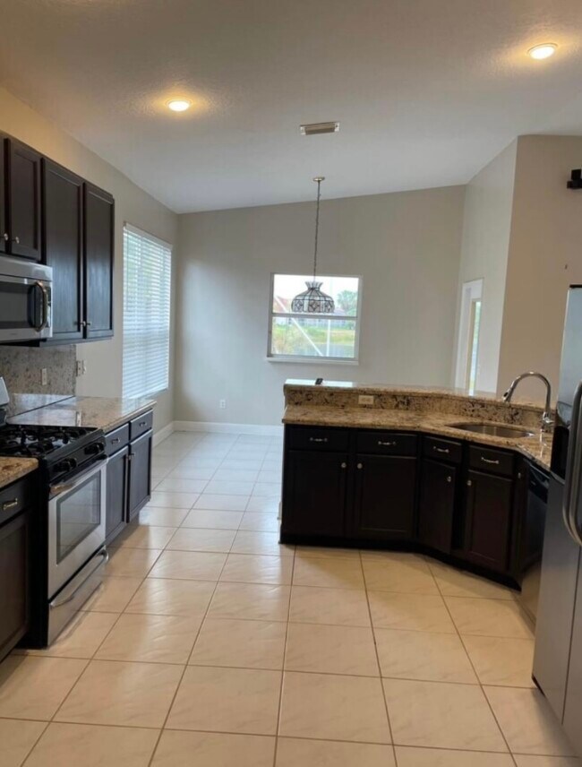 Foto del edificio - 895 SW Lake Charles Cir