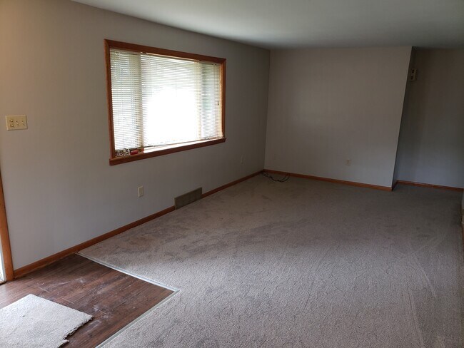 Building Photo - 200 Bainbridge Dr