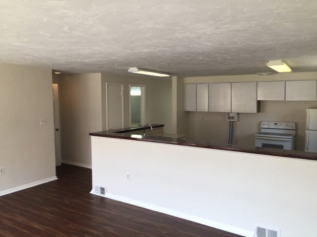 Building Photo - 822 Midland Ave