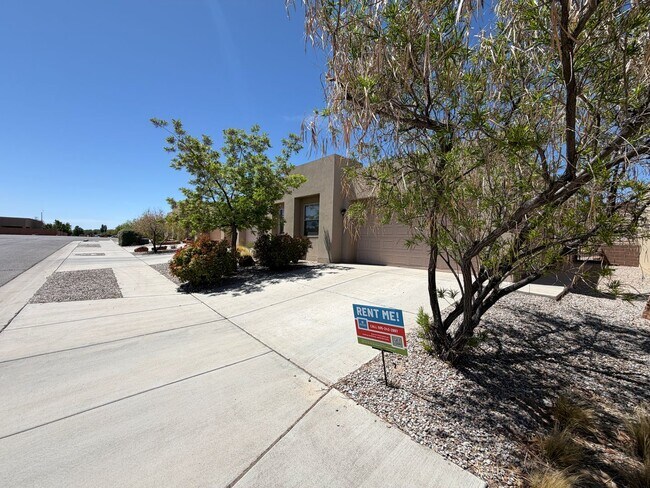 Foto del edificio - Beautiful Luxury Single Story Town Home Available Near Coors Blvd NW & Dellyne Ave NW!
