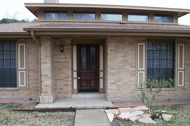 Building Photo - Beautiful home in the Woods of Shavano (78...