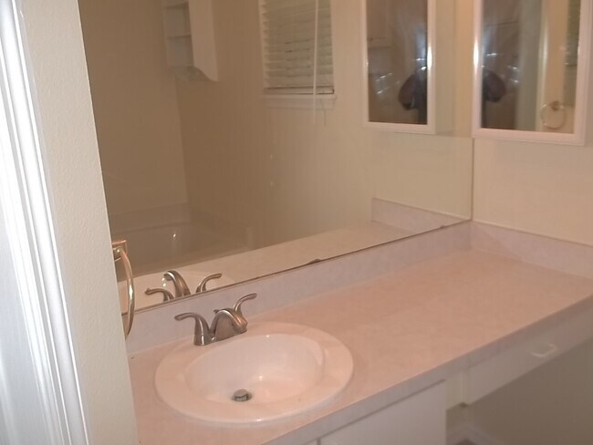 BAÑO PRINCIPAL - 5422 NW Crista St