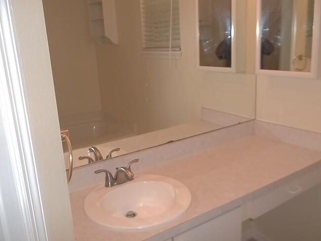 MASTER BATH - 5422 NW Crista St