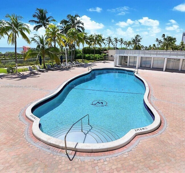 Building Photo - 2655 Collins Ave