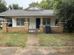 Building Photo - 207 S Center St