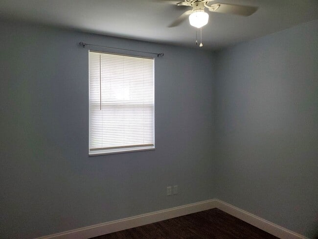 Building Photo - 2/1 Patio Home close to Shopping and Schools