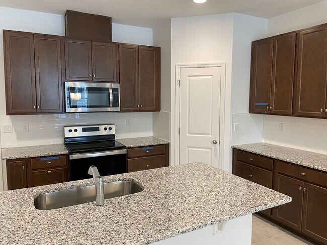 Foto del edificio - TOWNHOME IN HIGHLY DESIRABLE WINTER SPRINGS/TUSCAWILLA