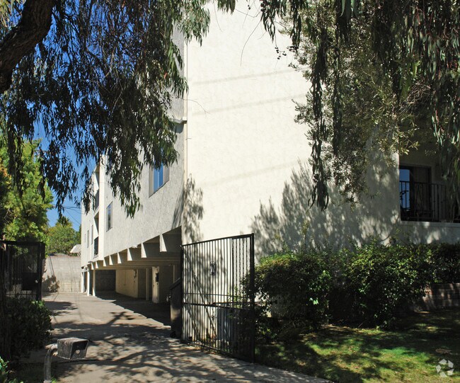 Building Photo - 3335 MILITARY Ave