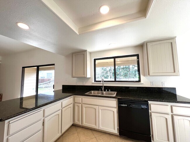 Foto del edificio - 3 Bed 2 Bath 3 Car Garage in Granite Bay with an Optional Fenced Pasture